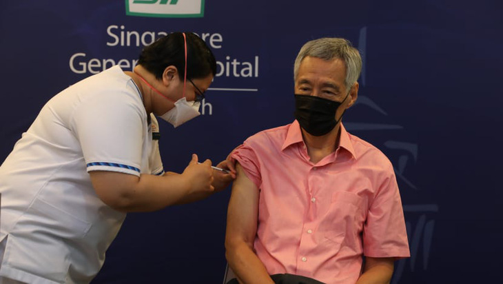Thủ tướng Singapore tiêm liều vắc xin COVID-19 tăng cường - Ảnh 1.