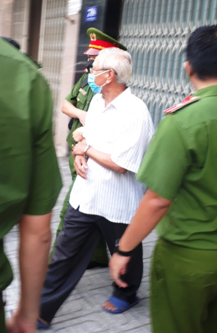 Khởi tố, bắt tạm giam cựu giám đốc Sở Xây dựng Khánh Hòa Lê Văn Dẽ - Ảnh 3.