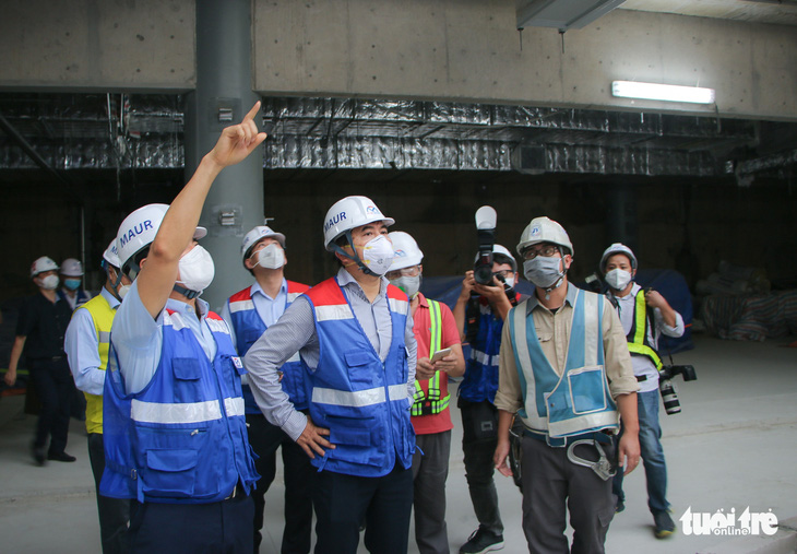 Thứ trưởng Bộ Xây dựng kiểm tra công trường nhà ga metro Bến Thành - Ảnh 1.