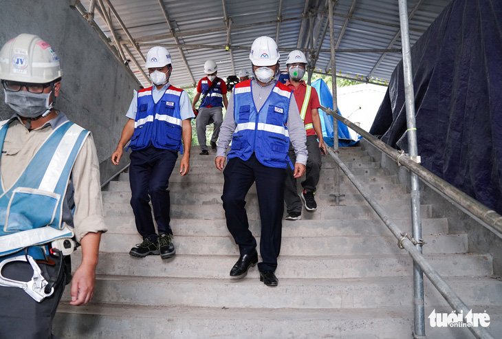 Thứ trưởng Bộ Xây dựng kiểm tra công trường nhà ga metro Bến Thành - Ảnh 2.