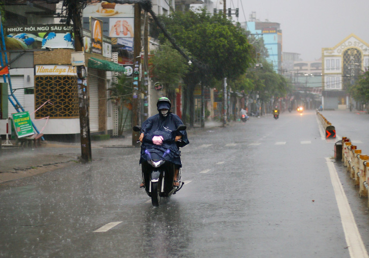 Đầu tuần tới, TP.HCM có mưa to kèm dông gió nguy hiểm - Ảnh 1.