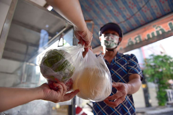 Siêu thị, nhà thuốc hoạt động từ lâu, sao quận 7 đưa vào danh sách thí điểm mở cửa? - Ảnh 2.