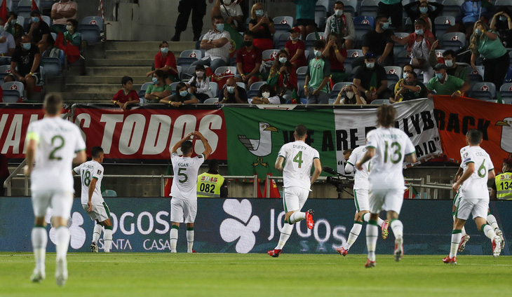 Ronaldo lập kỷ lục ghi bàn mới, Bồ Đào Nha lội ngược dòng nghẹt thở trước CH Ireland - Ảnh 2.