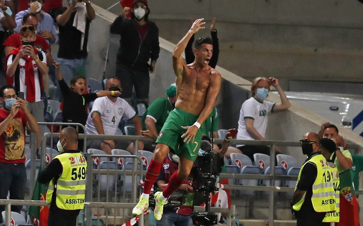 Ronaldo lập kỷ lục ghi bàn mới, Bồ Đào Nha 