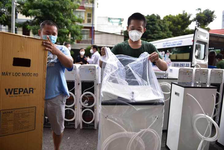 144 máy lọc nước chi viện cho 3 bệnh viện điều trị COVID-19 - Ảnh 3.