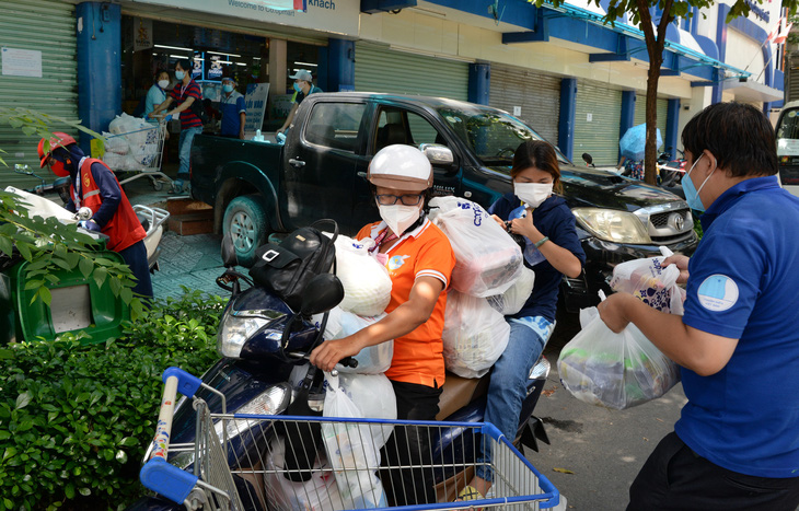 Đi chợ hộ vẫn quá tải, các phường nợ đơn liên tục, nhiều người đuối sức - Ảnh 1.