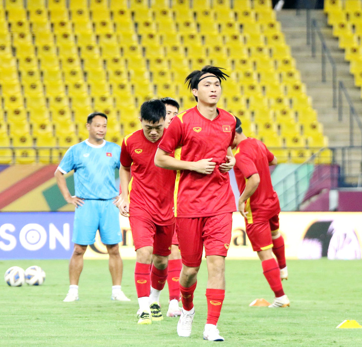 Đội tuyển Việt Nam làm quen với sân thi đấu King Saud University - Ảnh 2.