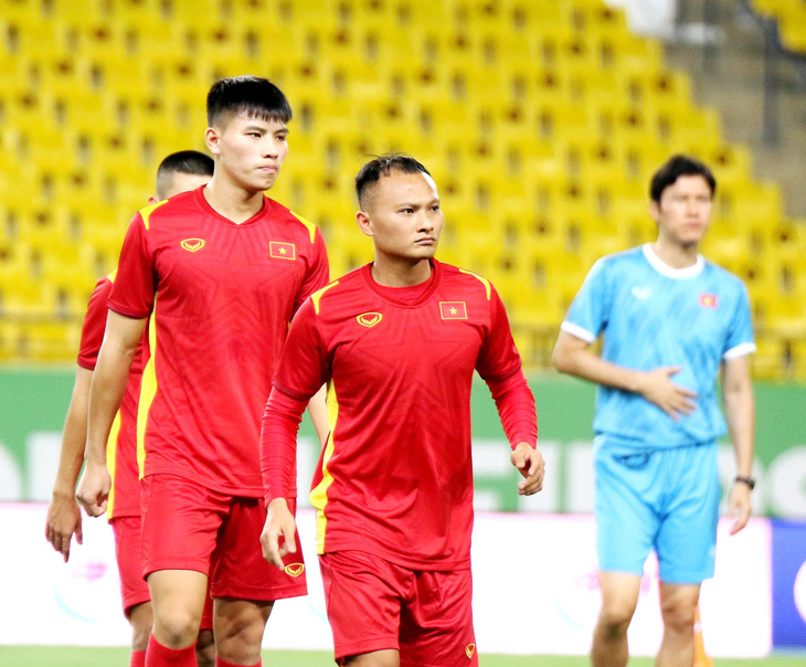 Đội tuyển Việt Nam làm quen với sân thi đấu King Saud University - Ảnh 4.