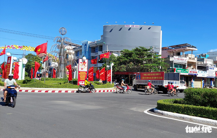 Vụ cấp giấy đi đường thu 10.000 đồng ở Ninh Thuận: Cách chức chủ tịch UBND phường - Ảnh 1.
