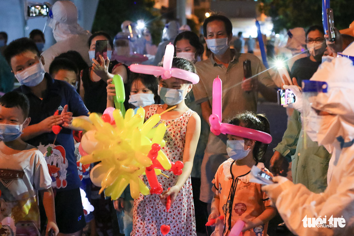 34 em nhỏ nhún nhảy tận hưởng Đêm hội trăng rằm tại Bệnh viện Trưng Vương - Ảnh 2.