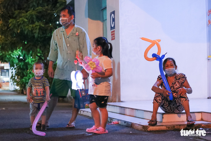 34 em nhỏ nhún nhảy tận hưởng Đêm hội trăng rằm tại Bệnh viện Trưng Vương - Ảnh 9.