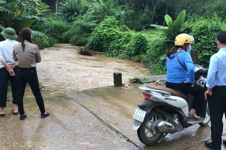 Bị ngã khi đi qua ngầm tràn, học sinh lớp 3 bị lũ cuốn tử vong - Ảnh 1.