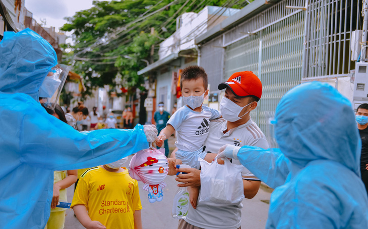 Chị Hằng, chú Cuội trong bộ đồ bảo hộ xanh