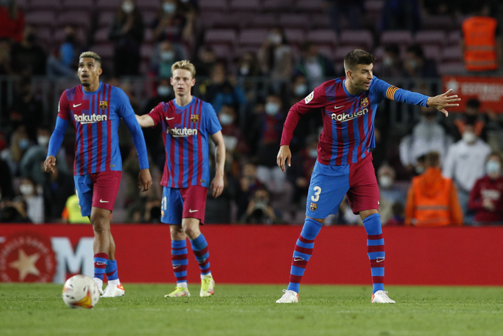 Sao trẻ lập công phút 90 cứu Barca thoát thua trước Granada - Ảnh 1.