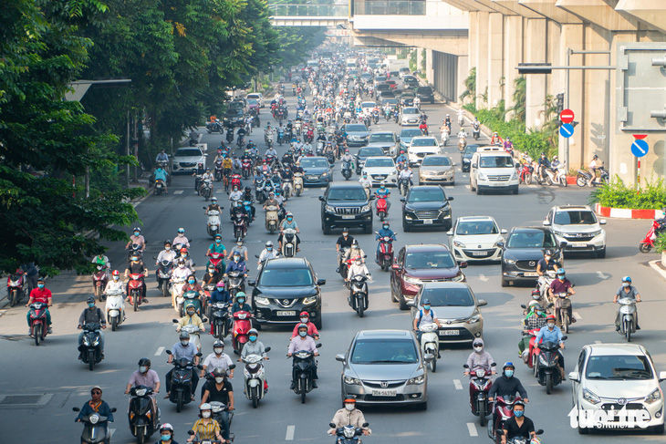 Hà Nội nhộn nhịp ngày đầu không cần giấy đi đường - Ảnh 1.