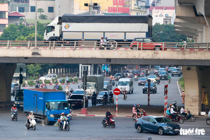 Hà Nội nhộn nhịp ngày đầu không cần giấy đi đường - Ảnh 8.