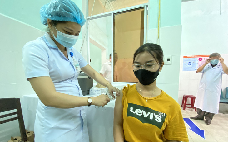 Quảng Nam vẫn buộc người tiêm đủ vắc xin, về từ vùng dịch cách ly tập trung 7 ngày