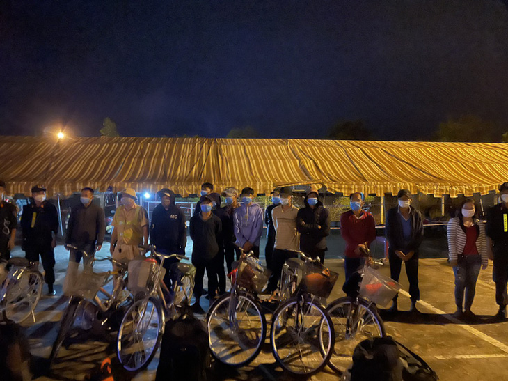 12 ngư dân đạp xe từ Nam Định về Kiên Giang, sắp được đón về quê - Ảnh 1.