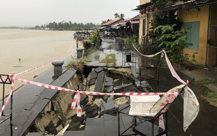 Sạt lở nghiêm trọng kè sông, đe dọa phố cổ Hội An trước mùa mưa bão