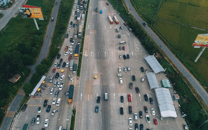 Dòng người nối đuôi nhau ra vào Hà Nội sau nới lỏng giãn cách