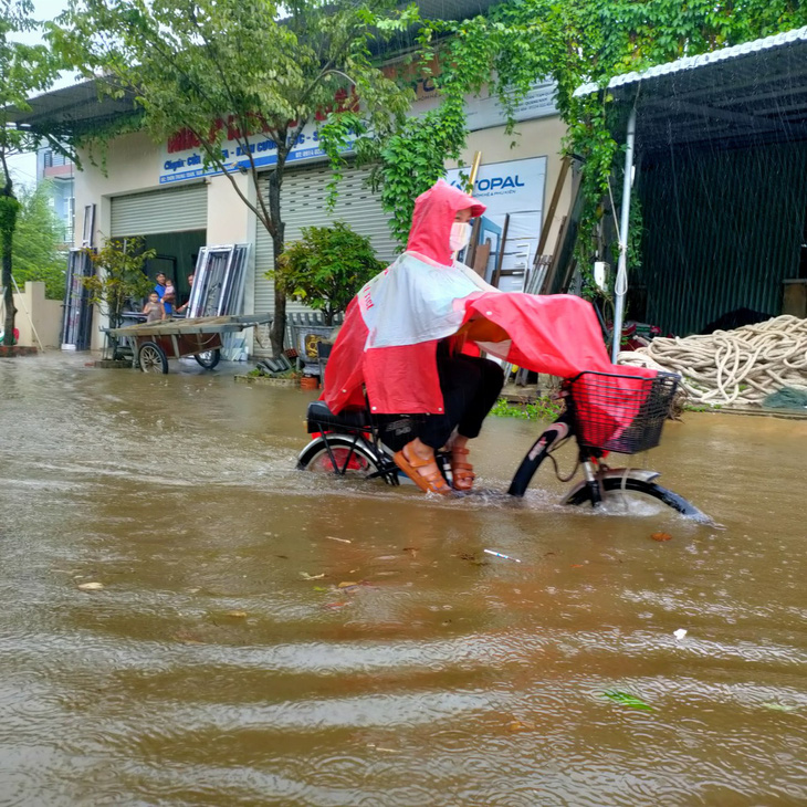 Ngư dân Quảng Nam hối hả đưa ghe thuyền lên bờ - Ảnh 5.