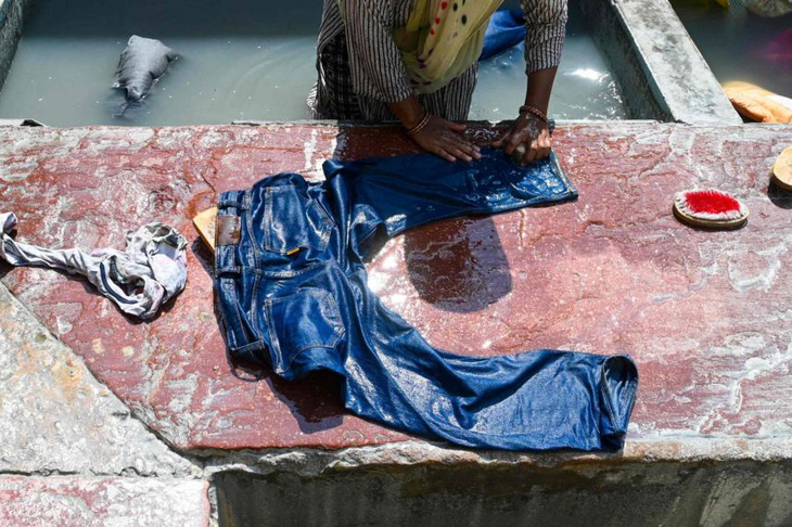 Ấn Độ phạt tội phạm cưỡng hiếp giặt quần áo cho 2.000 phụ nữ - Ảnh 1.