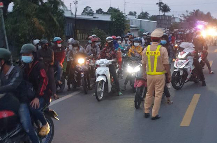 Hàng trăm người dân ở TP.HCM và các tỉnh miền Tây đi xe máy về quê - Ảnh 1.