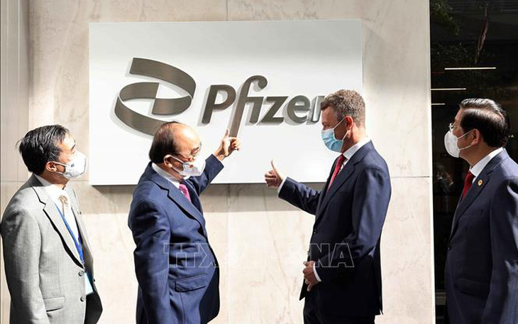 Chủ tịch nước Nguyễn Xuân Phúc đến thăm Công ty Pfizer