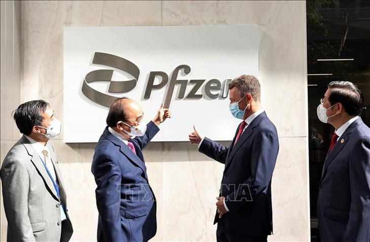 Chủ tịch nước Nguyễn Xuân Phúc đến thăm Công ty Pfizer - Ảnh 1.