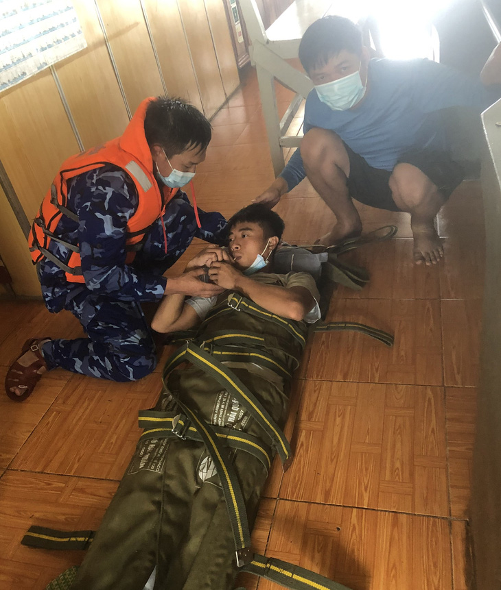 Vượt bão số 6, cảnh sát biển cấp cứu kịp thời thuyền viên gặp nạn trên biển Quảng Bình - Ảnh 1.