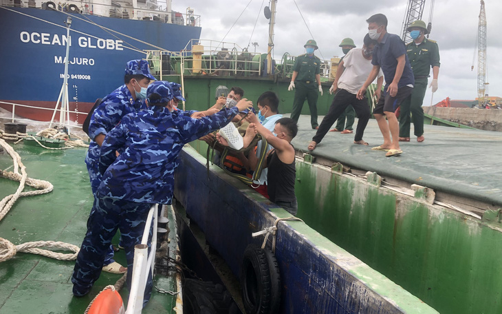 Vượt bão số 6, cảnh sát biển cấp cứu kịp thời thuyền viên gặp nạn trên biển Quảng Bình