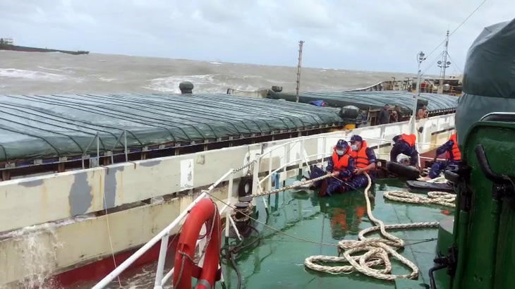 Vượt bão số 6, cảnh sát biển cấp cứu kịp thời thuyền viên gặp nạn trên biển Quảng Bình - Ảnh 2.