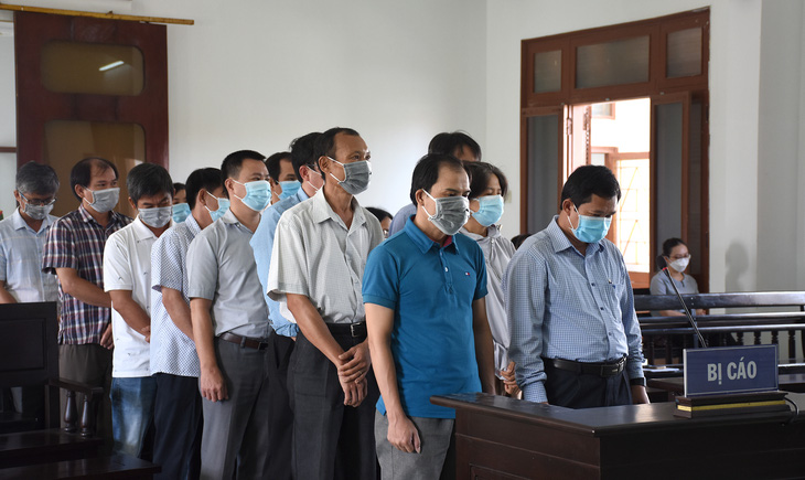 Xét xử 18 bị cáo vụ lộ đề thi công chức tại tỉnh Phú Yên - Ảnh 2.