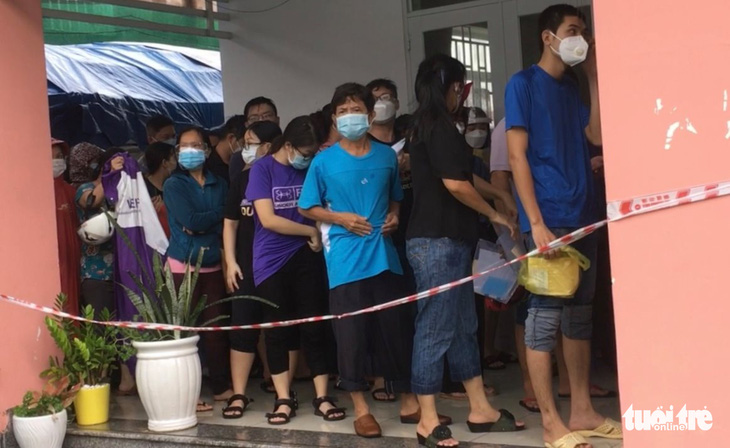 Nhiều người dân TP.HCM nhận thông báo tiêm mũi 2, đội mưa đến nơi rồi về vì... thiếu giấy mời - Ảnh 2.