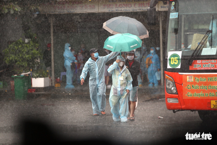 Dầm mưa hỗ trợ hơn 100 phụ nữ mang thai về quê tránh dịch - Ảnh 1.