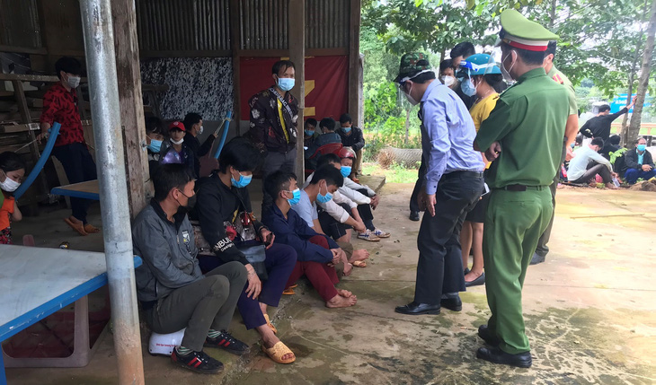 Đắk Nông đề nghị Nghệ An đón 130 công nhân cạo mủ cao su đi từ Bình Phước bị kẹt ở đây - Ảnh 2.