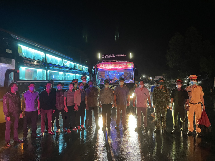 Hỗ trợ 130 công nhân cạo mủ cao su mắc kẹt khi đi từ Bình Phước về Nghệ An - Ảnh 2.