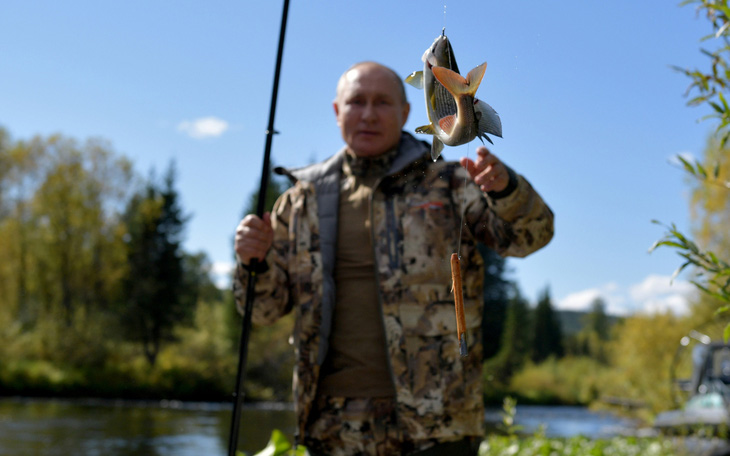 Điện Kremlin công bố hình ảnh Tổng thống Nga đi câu cá, đi bộ ở Siberia