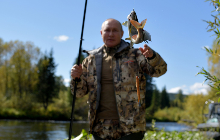 Điện Kremlin công bố hình ảnh Tổng thống Nga đi câu cá, đi bộ ở Siberia  - Ảnh 4.