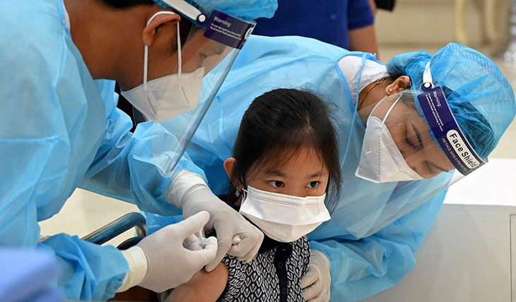 Kinh ngạc tốc độ tiêm vắc xin COVID-19 cho trẻ em ở Campuchia - Ảnh 1.