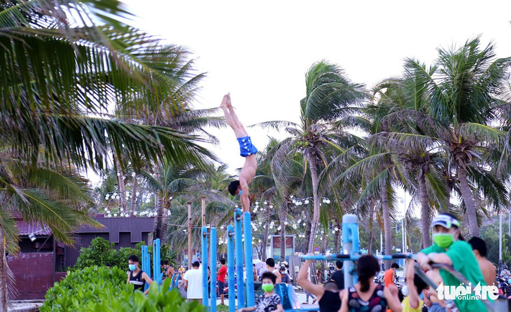 Người dân vùng xanh Đà Nẵng được ra ngoài tập thể dục, dạo biển - Ảnh 5.