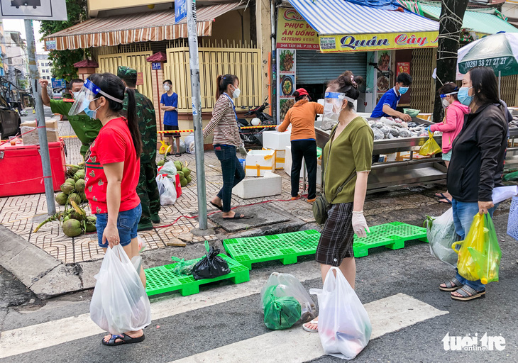 TP.HCM mở chợ dã chiến, dân phấn khởi đi chợ mua đủ loại thực phẩm - Ảnh 5.