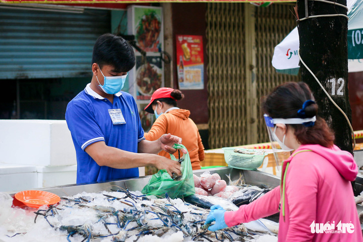 TP.HCM mở chợ dã chiến, dân phấn khởi đi chợ mua đủ loại thực phẩm - Ảnh 3.