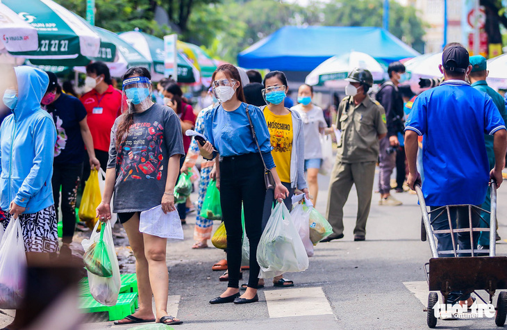 TP.HCM mở chợ dã chiến, dân phấn khởi đi chợ mua đủ loại thực phẩm - Ảnh 1.