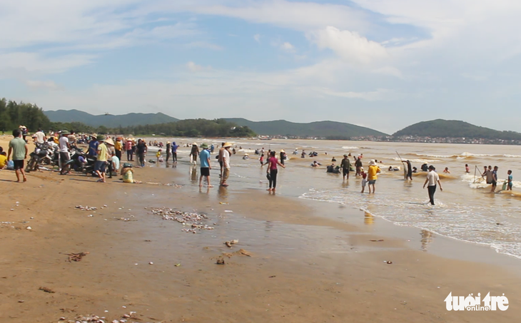 Cả trăm người đi vớt ‘lộc biển’ dạt vào bờ sau mưa bão - Ảnh 2.