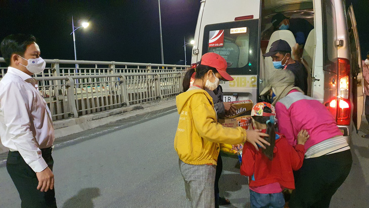 Đôi vợ chồng cùng 2 con nhỏ lội bộ 3 ngày đêm từ Đồng Nai về Tây Ninh, kiệt sức ở Biên Hòa - Ảnh 2.