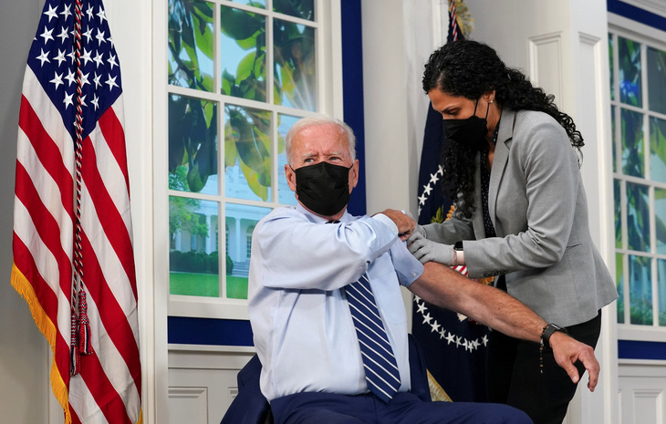 Tổng thống Biden tiêm mũi vắc xin COVID-19 thứ 3 - Ảnh 1.
