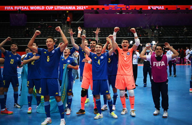 Lội ngược dòng thắng Iran, Kazakhstan vào bán kết gặp Bồ Đào Nha ở Futsal World Cup - Ảnh 1.