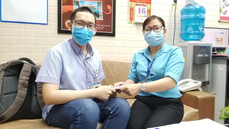 Chàng trai đều đặn chia học bổng với bệnh nhân nghèo suốt 9 năm - Ảnh 1.