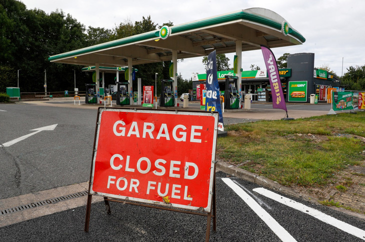Các trạm xăng ở Anh cạn kiệt nguồn nhiên liệu - Ảnh 1.